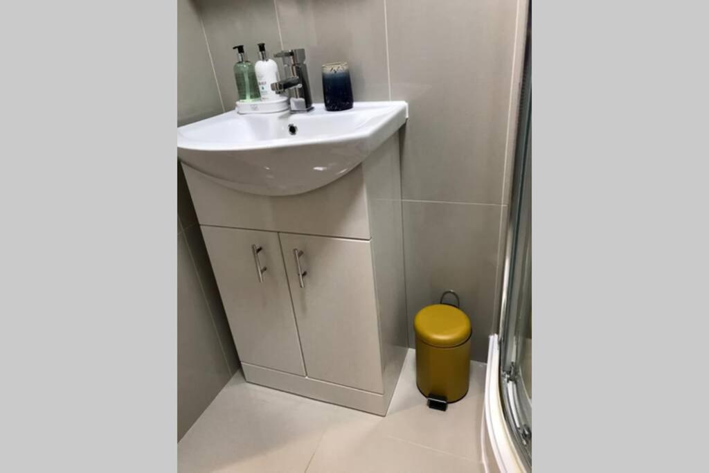 Marie'S Serviced Apartments- 2 Bedroom City Stay Bedford Eksteriør bilde
